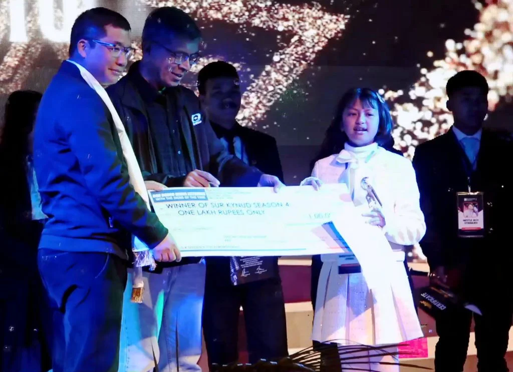 Season 4 winner receiving the one lakh rupee cheque